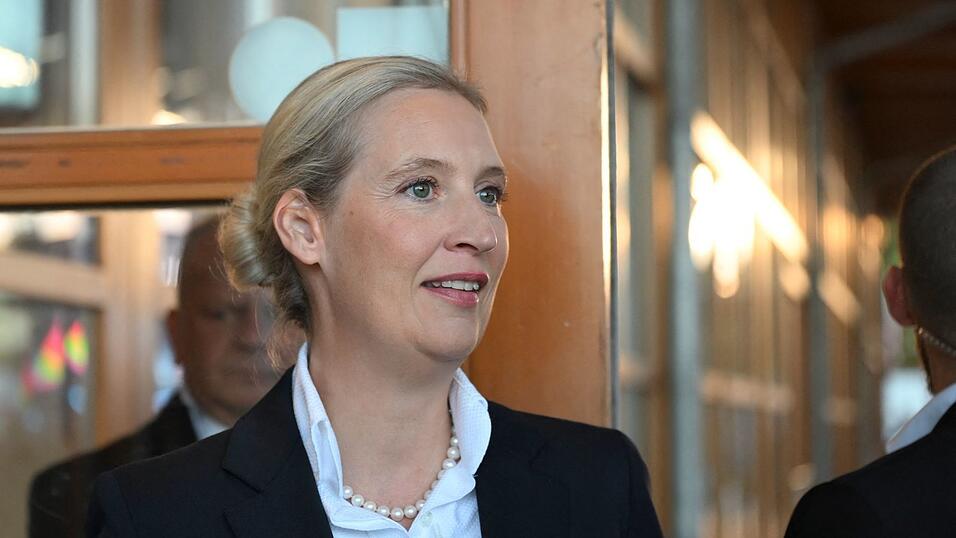 AfD-Chefin Alice Weidel gibt schnell die Linie vor: Wir haben einen Regierungsauftrag. AfD-Chefin Alice Weidel gibt schnell die Linie vor: Wir haben einen Regierungsauftrag.
