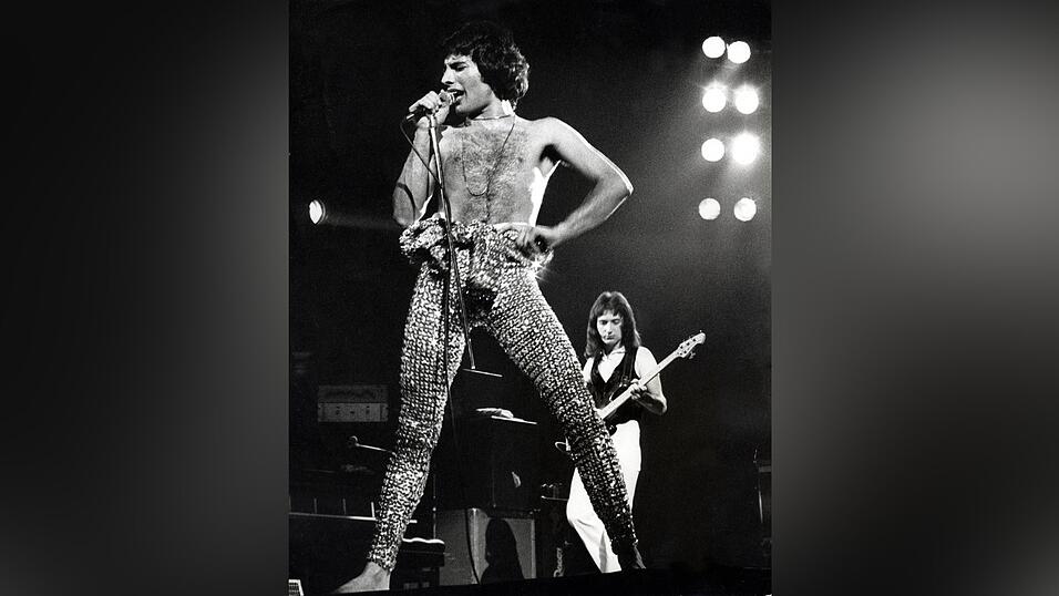 11. Juni 1977 in London: Der Leads&auml;nger der Rockgruppe Queen wurde als Gro&szlig;britanniens erster asiatischer Rockstar bezeichnet. Die kunstvollen, mehrspurigen Aufnahmen der Gruppe f&uuml;hrten zu einem weltweiten Verkauf von mehr als 130 Millionen Tontr&auml;gern. Von Fans und Kritikern gleicherma&szlig;en als vollendeter Showman angesehen, war Mercury offen bisexuell und genoss einen farbenfrohen Rockstar-Lifestyle.