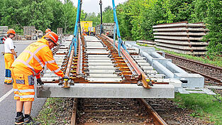 Der Ausbau des Schienennetzes, wie hier in Brandenburg, geht zu langsam voran, kritisieren Wirtschaftsforscher. Das liegt unter anderem an der &bdquo;konsumtiven Last&ldquo; des Haushalts.