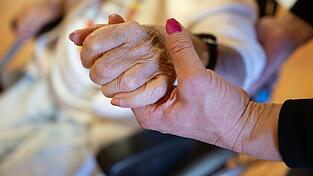Das eigentliche Ziel von Union und SPD, einen Anstieg der Beiträge zur gesetzlichen Pflegeversicherung zu verhindern, haben sie verfehlt. Das eigentliche Ziel von Union und SPD, einen Anstieg der Beiträge zur gesetzlichen Pflegeversicherung zu verhindern, haben sie verfehlt.