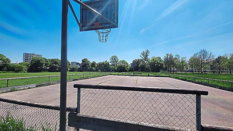 Der Hockey- und Streetballplatz an der Weilerstra&szlig;e soll ab Herbst saniert werden und mehr Aufenthaltsqualit&auml;t bekommen.