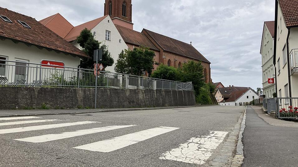 Nun wird die Anfang 2023 zur&uuml;ckgestellte Sanierung der Hauptstra&szlig;e mit Kirchhofmauer wieder angegangen.