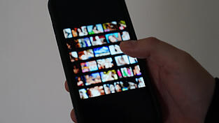 Es beginnt mit einem vermeintlichen Online-Flirt und endet mit Geldforderungen: 'Sextortion' wird diese Form der Erpressung genannt. Es gibt Möglichkeiten, sich davor zu schützen. (Symbolbild)