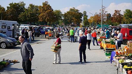 Einkaufen und Ratschen: Der Streuobstmarkt auf dem Landauer Volksfestplatz ist sehr begehrt.