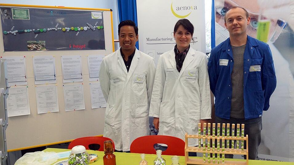 Am Stand von Aenova, Tegernheim, suchten Jaith Wagner und Antonia Glashauser, beide aus der Qualitätskontrolle, und Edmund Engelhardt, Produktion, Auszubildende und zukünftige Kollegen. Am Stand von Aenova, Tegernheim, suchten Jaith Wagner und Antonia Glashauser, beide aus der Qualitätskontrolle, und Edmund Engelhardt, Produktion, Auszubildende und zukünftige Kollegen.