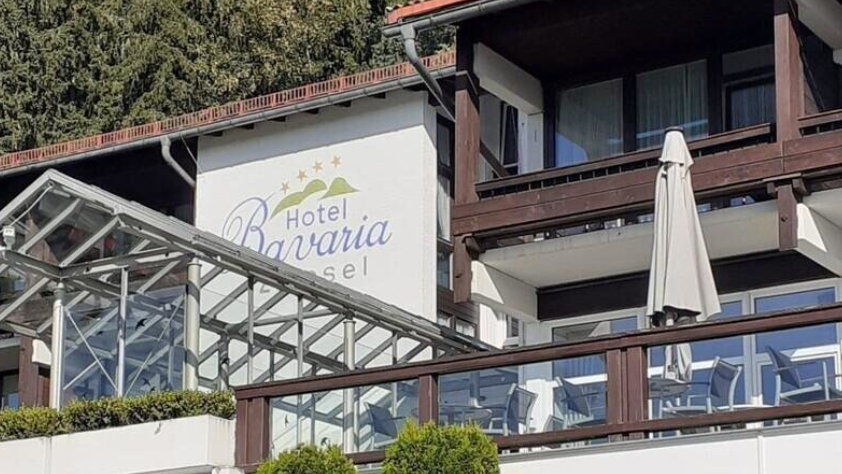 Nach mehreren Monaten voller Verhandlungen ist die Idee vom Tisch: Aus dem Hotel Bavaria in Rabenstein (Gemeinde Zwiesel) wird keine Flüchtlingsunterkunft. Stattdessen wird es weiter als Hotel betrieben. Nach mehreren Monaten voller Verhandlungen ist die Idee vom Tisch: Aus dem Hotel Bavaria in Rabenstein (Gemeinde Zwiesel) wird keine Flüchtlingsunterkunft. Stattdessen wird es weiter als Hotel betrieben.