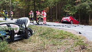 Den Einsatzkräften bot sich auf der B 16 bei Nassen ein schreckliches Bild. Der Fahrer des roten Hyundai überlebte den Unfall nicht. 