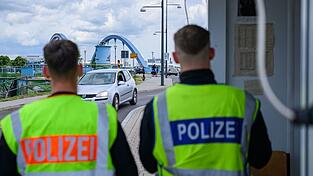 Den Ermittlungsbehörden ist ein Schlag gegen Schleuser gelungen (Symbolbild). Den Ermittlungsbehörden ist ein Schlag gegen Schleuser gelungen (Symbolbild).