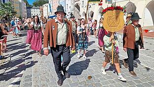 Umzug durch den Mühldorfer Stadtplatz. Umzug durch den Mühldorfer Stadtplatz.