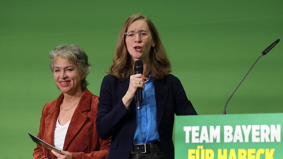 Mehr als 130 Seiten umfasst das Antragsbuch für den Grünen-Parteitag am Wochenende. (Archivbild) Mehr als 130 Seiten umfasst das Antragsbuch für den Grünen-Parteitag am Wochenende. (Archivbild)