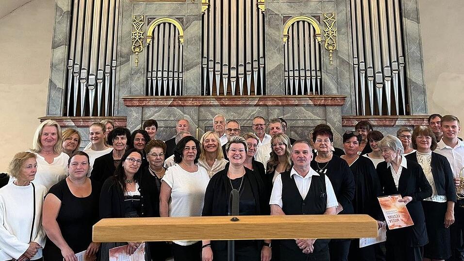 Strahlende Gesichter nach einem gelungenen Auftritt: die Kirchenchöre aus Lam-Lohberg und Haibühl-Hohenwarth mit Bianca Lederer und Ewald Pirzl (vorne Mitte)