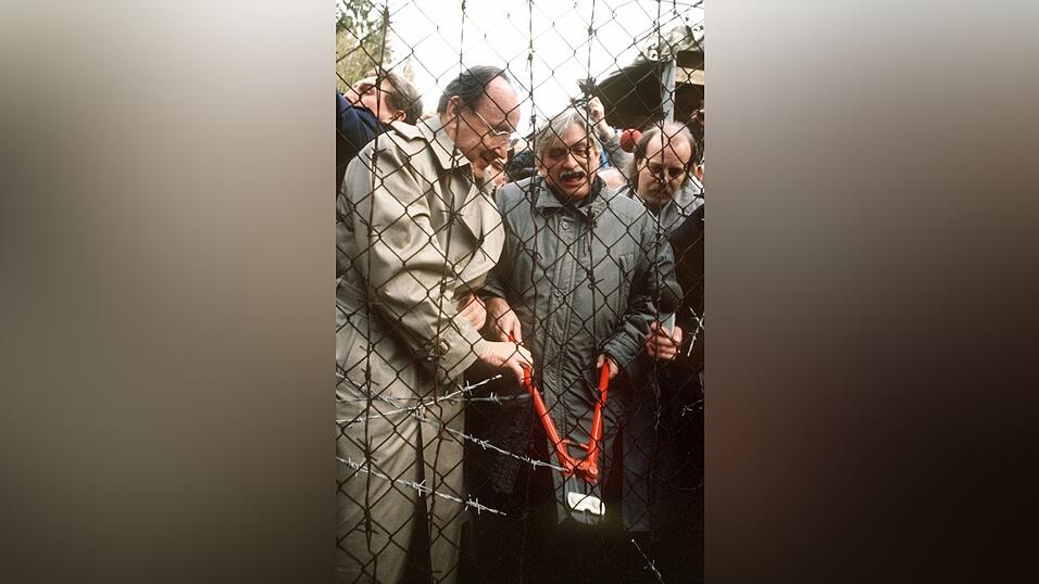 Erst 1989 f&auml;llt der sogenannte Eiserne Vorhang zwischen der Tschechoslowakei und Deutschland. Bundesau&szlig;enminister Hans-Dietrich Genscher und sein tschechischer Amtskollege Jiri Dienstbier durchschneiden am 23.12.1989 in Rozvadov den Stacheldraht. (Archivbild)