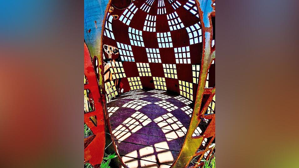 Schattenspiel in der skurrilen &bdquo;Verlassenen Behausung&ldquo;.