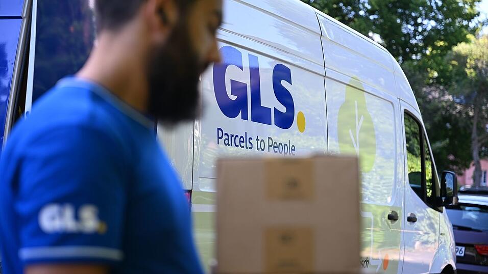 Ein Paketbote von GLS bei der Arbeit.
