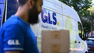 Ein Paketbote von GLS bei der Arbeit. Ein Paketbote von GLS bei der Arbeit.
