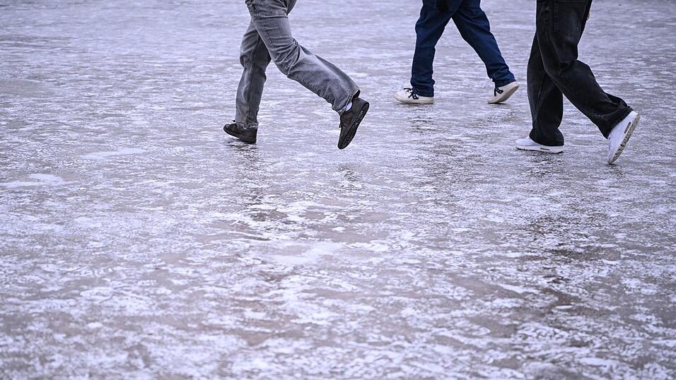 Unsichere Schritte, auch in Richtung Zukunft: Viele Jugendliche blicken pessimistisch in die Welt. (Symbolbild)