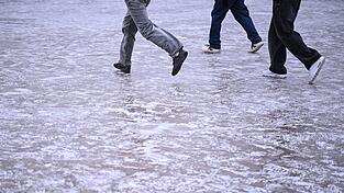 Unsichere Schritte, auch in Richtung Zukunft: Viele Jugendliche blicken pessimistisch in die Welt. (Symbolbild)