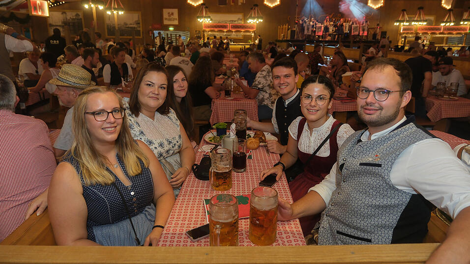 Die Partybilder vom Dienstag, 15. August 2023, aus dem Festzelt Krönner. Die Partybilder vom Dienstag, 15. August 2023, aus dem Festzelt Krönner.