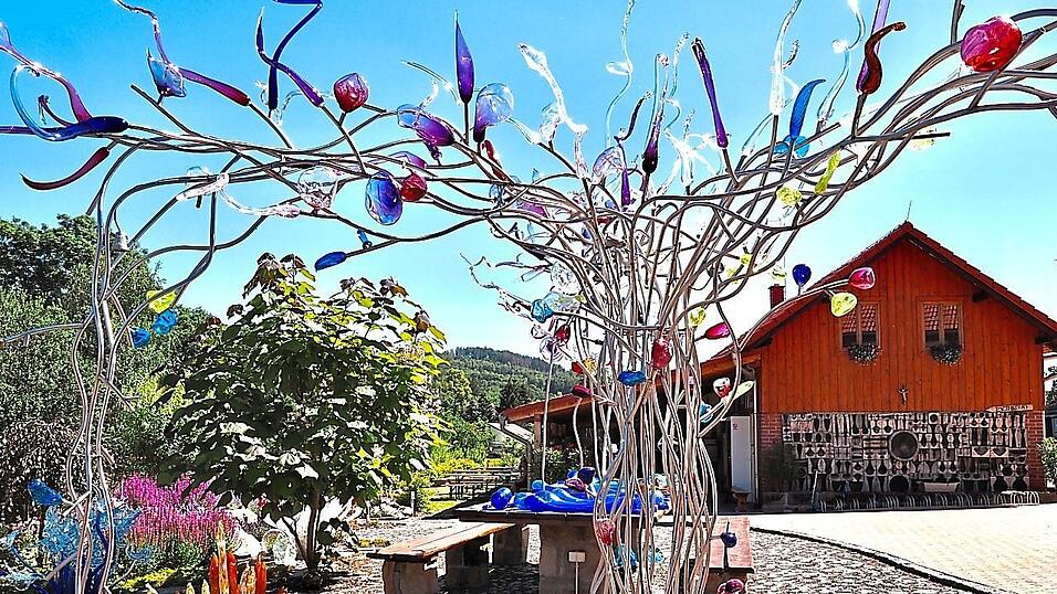 Eindrucksvoll ist der gläserne Baum bei der Glashütte in Lindava. Eindrucksvoll ist der gläserne Baum bei der Glashütte in Lindava.