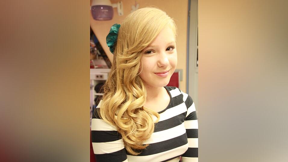 So sieht Hannahs Frisur fertig aus.