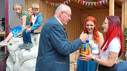 Landrat Franz L&ouml;ffler &uuml;berreicht an Eva Vogl und Christina Luger (Mitte) ein Geschenk zum Jubil&auml;um.