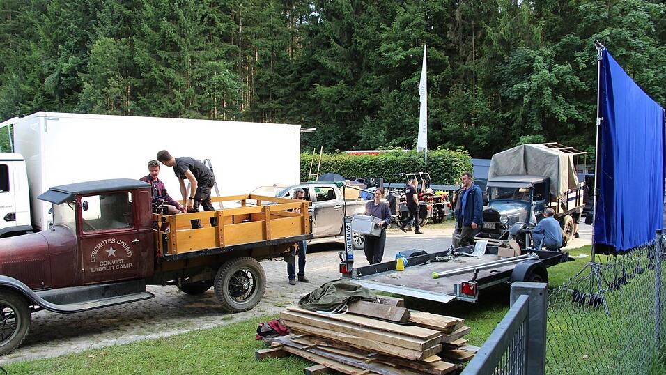 Am Bootststeg des H&ouml;llensteinsees haben die Filmemacher ihr Lager aufgeschlagen. Auch Ethan Hawke ist hier bei den Dreharbeiten dabei.