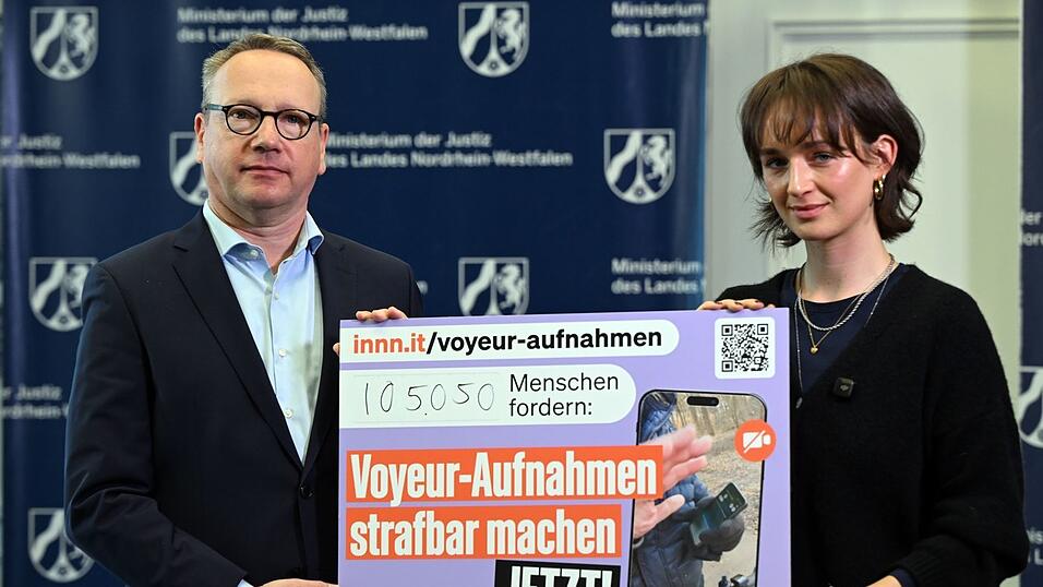 Yanni Gentsch hat die Petition an NRW-Justizminister Benjamin Limbach übergeben. Yanni Gentsch hat die Petition an NRW-Justizminister Benjamin Limbach übergeben.