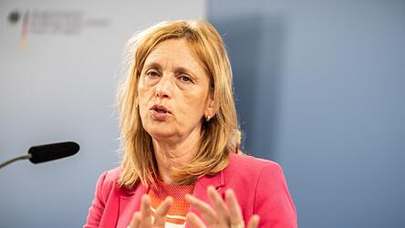 Karin Prien plädiert für eine Social-Media-Altersgrenze bei 13 Jahren. Karin Prien plädiert für eine Social-Media-Altersgrenze bei 13 Jahren.