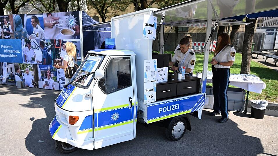 Das Polizeifahrzeug hat 2,45 PS und erreicht theoretisch bis zu 38 Kilometer pro Stunde. Das Polizeifahrzeug hat 2,45 PS und erreicht theoretisch bis zu 38 Kilometer pro Stunde.