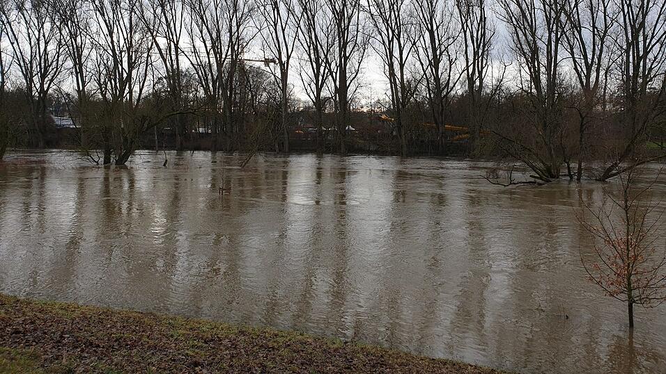 Die Donau in Regensburg am Freitagmittag. Aktuell gilt in der Stadt die Hochwasserwarnstufe 2. Die Donau in Regensburg am Freitagmittag. Aktuell gilt in der Stadt die Hochwasserwarnstufe 2.