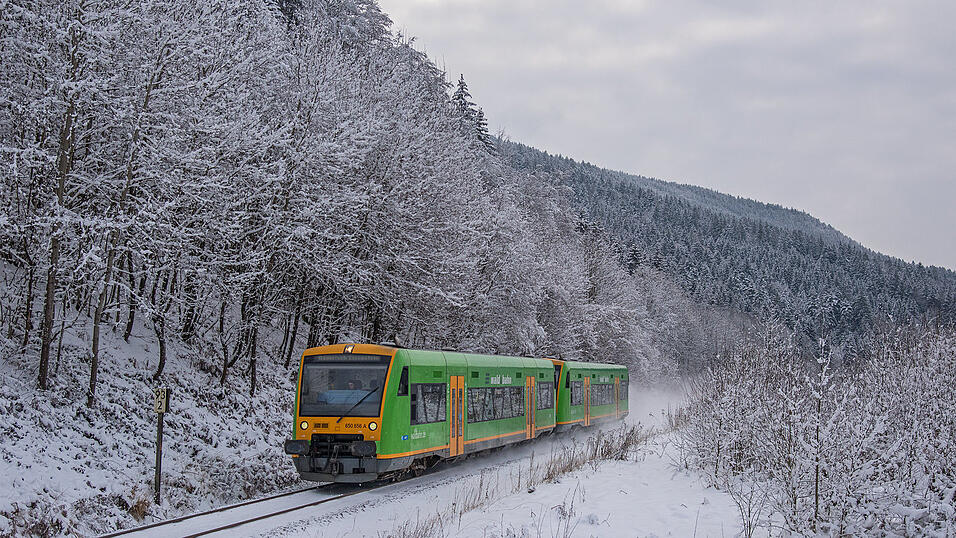 Wegen des Schneetreibens am Wochenende kann es vielfach zu Ausfällen der Waldbahn zwischen Viechtach und Gotteszell kommen. Wegen des Schneetreibens am Wochenende kann es vielfach zu Ausfällen der Waldbahn zwischen Viechtach und Gotteszell kommen.