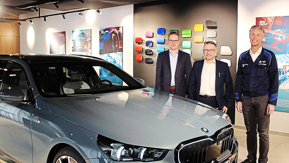Oliver Munder, Produktmanager für den BMW 5er Touring (v. l.), Stefan Schmid, Betriebsratsvorsitzender des Dingolfinger BMW-Werks, und Werkleiter Christoph Schröder stellten am Dienstag den neuen BMW 5er Touring vor. Die vollelektrische Variante des Fahrzeugs kostet ab etwa 70.000 Euro.