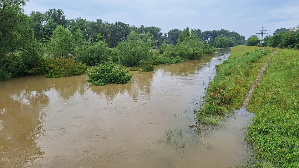 Das Isarvorland vor der Isarbrücke zur Stadtseite hin ist komplett überflutet, einschließlich die Aufgänge zu den Dämmen. Das Isarvorland vor der Isarbrücke zur Stadtseite hin ist komplett überflutet, einschließlich die Aufgänge zu den Dämmen.
