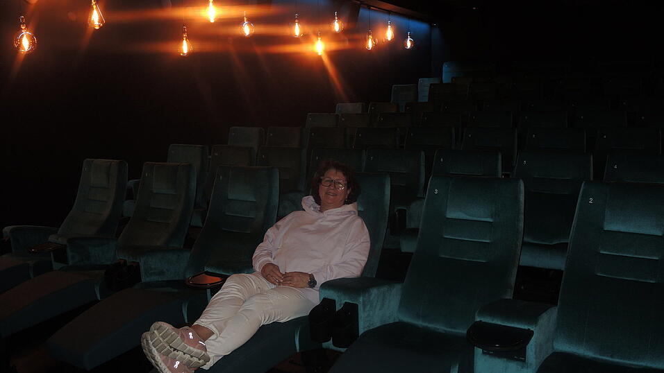 Die Lichtspielhaus-Chefin im Relax-Liegesessel in der ersten Reihe: Rundum-Wohlf&uuml;hlerlebnis im neuen Filmsaal &bdquo;Campino&ldquo;.