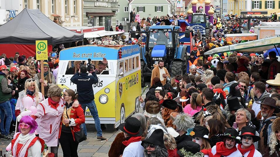 Am Stadtplatz stehen die Besucher dicht an dicht; da ist ein Durchkommen für große Fahrzeuge schwierig.