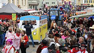 Am Stadtplatz stehen die Besucher dicht an dicht; da ist ein Durchkommen für große Fahrzeuge schwierig. Am Stadtplatz stehen die Besucher dicht an dicht; da ist ein Durchkommen für große Fahrzeuge schwierig.