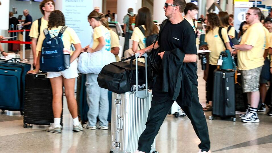 Bundestrainer Julian Nagelsmann l&auml;uft durch den Flughafen in Charlotte.