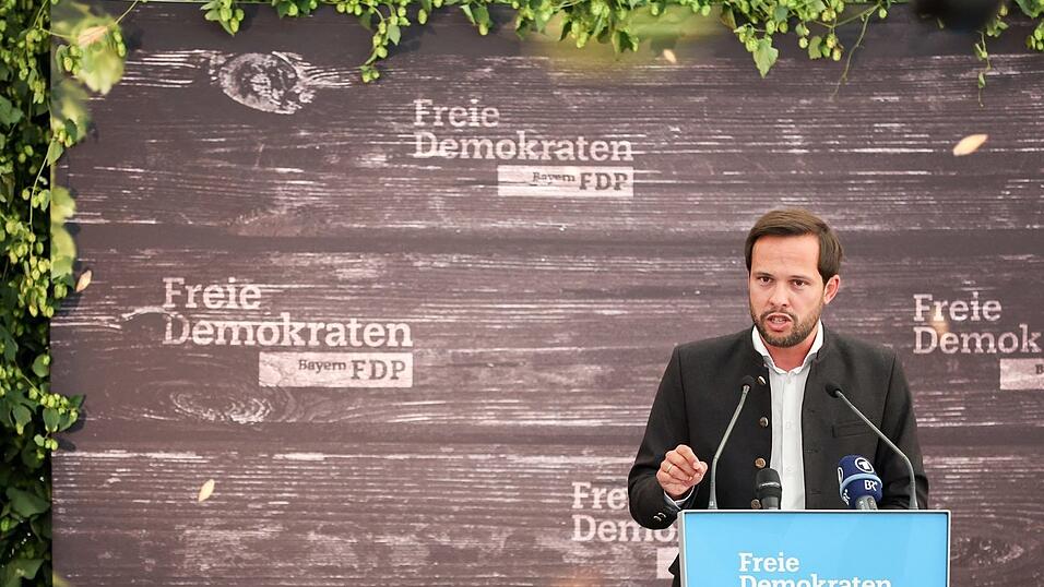 Martin Hagen, Landesvorsitzender der FDP in Bayern und Fraktionsvorsitzender im Bayerischen Landtag, spricht beim politischen Frühschoppen auf dem Volksfest Gillamoos. Martin Hagen, Landesvorsitzender der FDP in Bayern und Fraktionsvorsitzender im Bayerischen Landtag, spricht beim politischen Frühschoppen auf dem Volksfest Gillamoos.