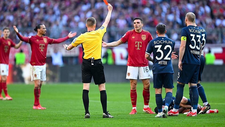 Wendepunkt: Bayern-Profi Joao Palhinha (M.) sieht gegen den VfL Bochum Rot.