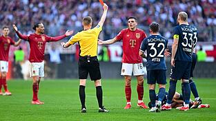 Wendepunkt: Bayern-Profi Joao Palhinha (M.) sieht gegen den VfL Bochum Rot.