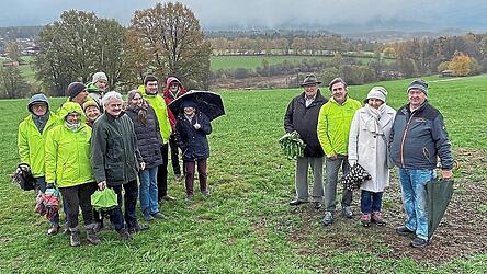 Der nahezu vollständige Landesvorstand des Bund Naturschutz mit Richard Mergner und Ehrenvorsitzendem Prof. Dr. Hubert Weiger an der Spitze ließ sich vom stellvertretenden BN-Kreisgruppenvorsitzenden Roger Mayer den geplanten Trassenverlauf erläutern. Im Hintergrund das Tal des Thürnhofener Bachs, ein FFH-Gebiet, das mit einer Brücke durchschnitten werden würde.