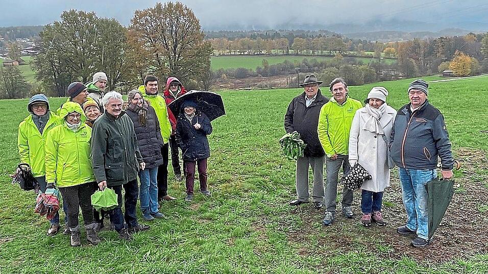 Der nahezu vollst&auml;ndige Landesvorstand des Bund Naturschutz mit Richard Mergner und Ehrenvorsitzendem Prof. Dr. Hubert Weiger an der Spitze lie&szlig; sich vom stellvertretenden BN-Kreisgruppenvorsitzenden Roger Mayer den geplanten Trassenverlauf erl&auml;utern. Im Hintergrund das Tal des Th&uuml;rnhofener Bachs, ein FFH-Gebiet, das mit einer Br&uuml;cke durchschnitten werden w&uuml;rde.