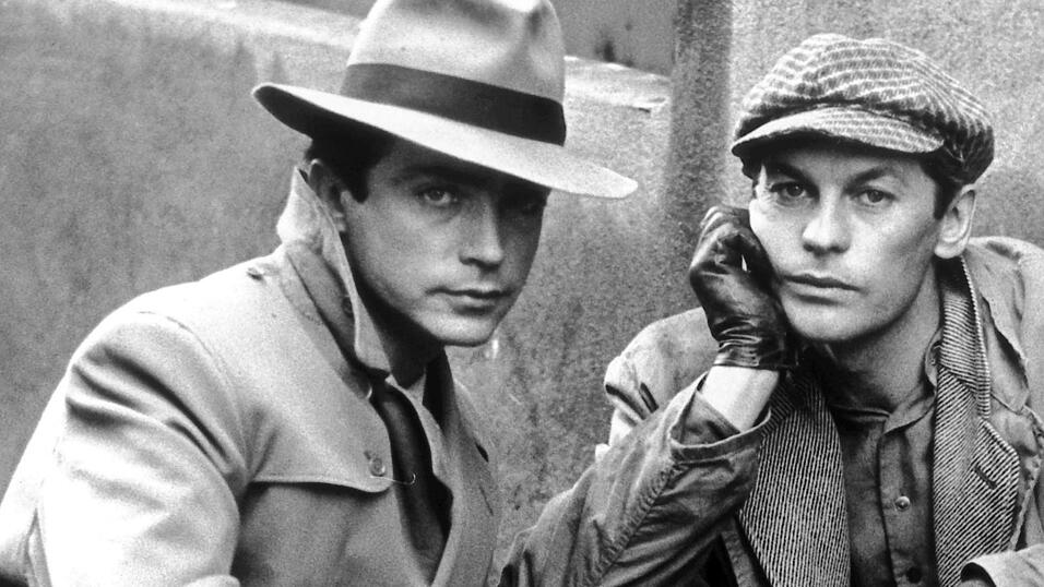 Udo Kier (l) mit Schauspieler Helmut Berger (r) während der Dreharbeiten zu dem Tessari-Film «Das fünfte Gebot». (Archivbild)