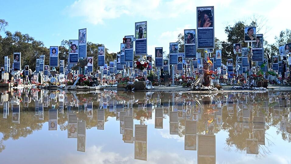 Mit Gedenktafeln wird an die Opfer erinnert. Mit Gedenktafeln wird an die Opfer erinnert.