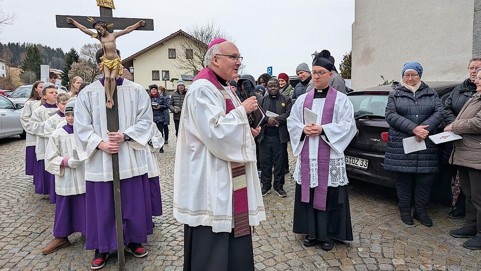 Bischof Dr. Rudolf Voderholzer auf dem Kirchplatz