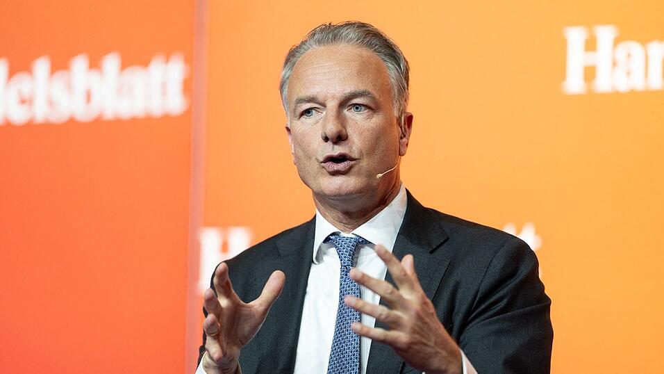 ING-Konzernchef Steven van Rijswijk will am kostenlosen Girokonto bei der 100-Prozent-Tochter ING Deutschland festhalten. ING-Konzernchef Steven van Rijswijk will am kostenlosen Girokonto bei der 100-Prozent-Tochter ING Deutschland festhalten.