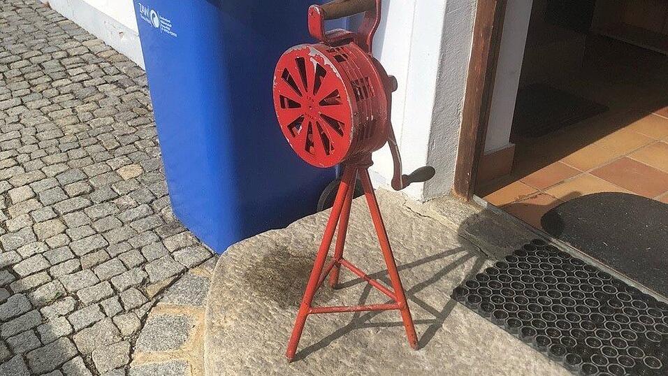 Die alte Handsirene erwies der Feuerwehr Pirka wertvolle Dienste. Sie hat aber auch noch eine andere Funktion. Die alte Handsirene erwies der Feuerwehr Pirka wertvolle Dienste. Sie hat aber auch noch eine andere Funktion.