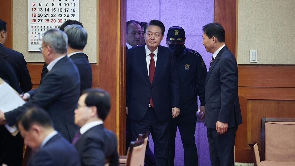 Der suspendierte s&uuml;dkoreanische Pr&auml;sident Yoon Suk Yeol trifft zu seinem Amtsenthebungsverfahren vor dem Verfassungsgericht ein.