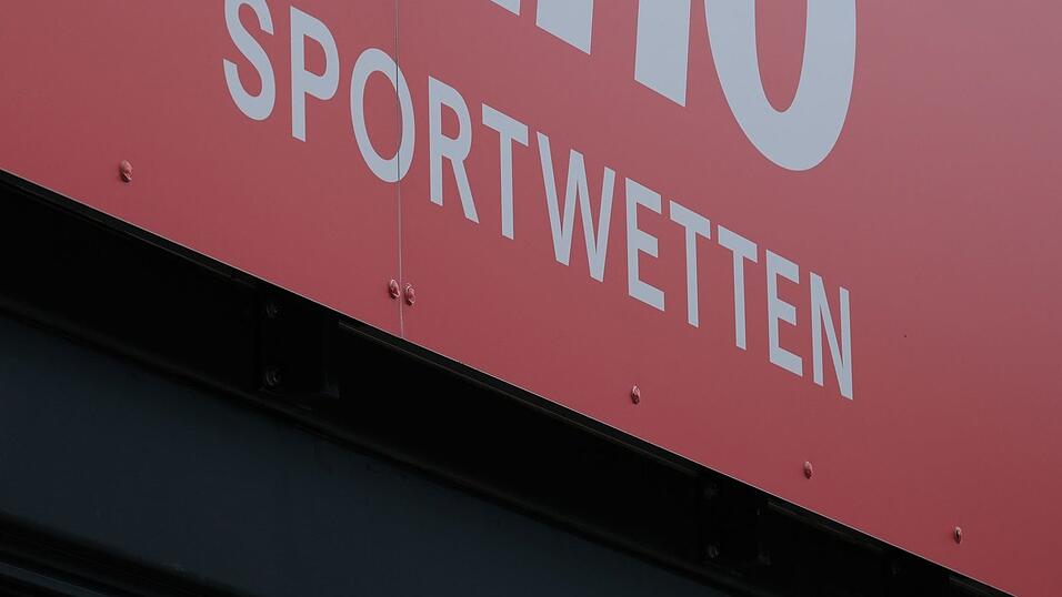 Die Landesstelle Glücksspielsucht in Bayern warnt zur Fußball-WM, dass Sportwetten ein Glücksspiel mit hohem Suchtfaktor sind. (Symbolbild) Die Landesstelle Glücksspielsucht in Bayern warnt zur Fußball-WM, dass Sportwetten ein Glücksspiel mit hohem Suchtfaktor sind. (Symbolbild)