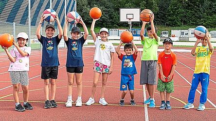 Die jungen Basketballer üben fleißig Korbwürfe und Dribbeltechnik. Die jungen Basketballer üben fleißig Korbwürfe und Dribbeltechnik.